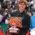 Sinner beats Alcaraz to return to world top spot